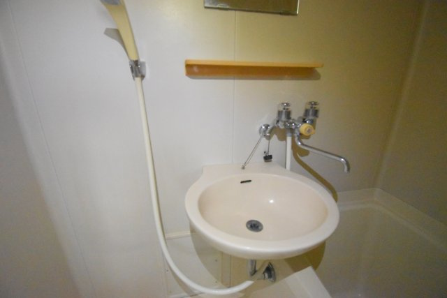 ゆったりとスペースのある洗面所