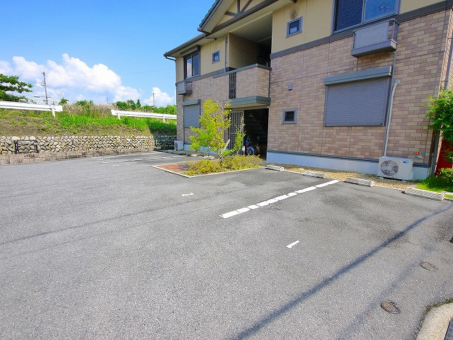 コート宮ノ下の駐車場|駐車場があるので、車を買う予定の方も安心です