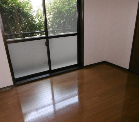 落ち着いた色調の洋室です