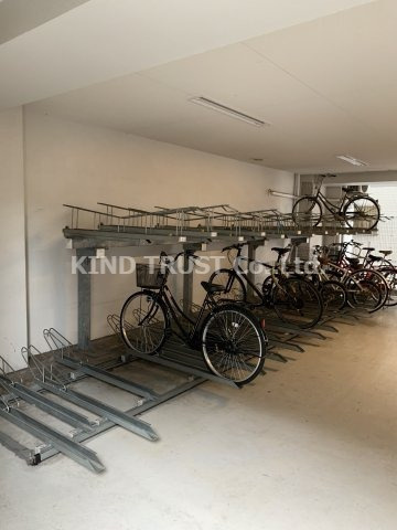 エステムコート梅田・天神橋IIグラシオのその他共用部分|屋根付き駐輪場です