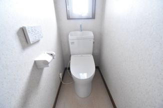 【トイレ】 | 鹿屋市札元1丁目　中古戸建 | 2F