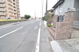 【前面道路含む現地写真】 | 鹿屋市札元1丁目　中古戸建
