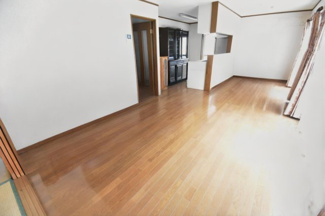 【居間・リビング】 | 鹿屋市札元1丁目　中古戸建 | AI家具消しを使用しています。
