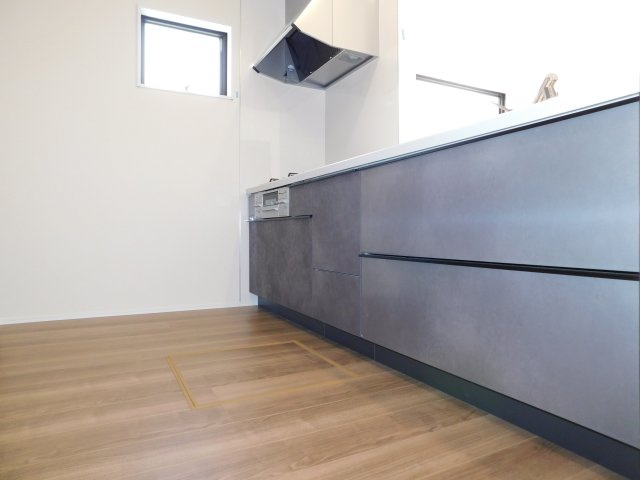 愛西市諸桑町郷城の新築一戸建のキッチン|◇キッチン◇　　人気の対面式・人造大理石カウンター・浄水機能付ハンドシャワー・静音仕様シンク・スローインクローズレール・Ｓｉセンサーコンロ（３口）・床下収納庫