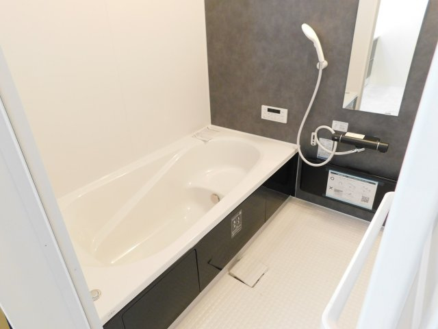 愛西市諸桑町郷城の新築一戸建の浴室|◇浴室◇　　広い１坪サイズ（ＬＩＸＩＬ）・浴室暖房乾燥機・断熱浴槽・エコベンチ浴槽・お手入れ楽々カウンター・キレイサモフロア・オートバス・バリアフリーバス・追い焚き・浴室窓あり