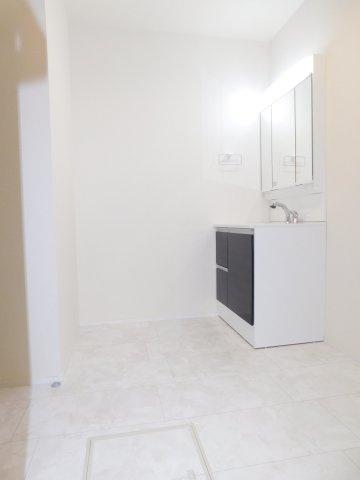 愛西市諸桑町郷城の新築一戸建の独立洗面台|◇洗面室◇　　広い洗面室！！　三面鏡シャンプードレッサー　くもり止め仕様