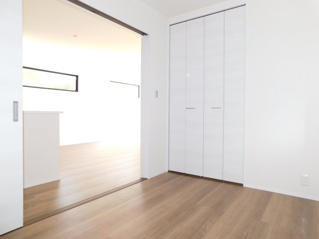 愛西市諸桑町郷城の新築一戸建の洋室|◇洋室◇　　明るい洋室４．３８帖　全居室収納完備！　　