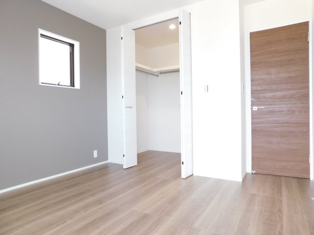 愛西市諸桑町郷城の新築一戸建の洋室|◇洋室◇　　明るい洋室６．３８帖　ウォークインクローゼット完備！　