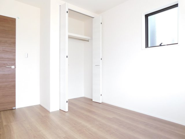 愛西市諸桑町郷城の新築一戸建の洋室|◇洋室◇　　明るい洋室５．４４帖　全居室収納完備！　