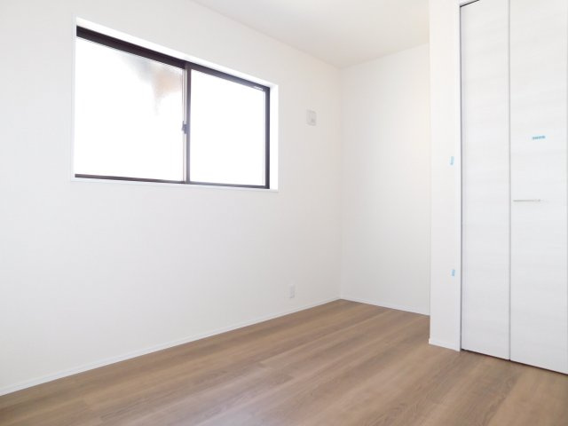 愛西市諸桑町郷城の新築一戸建の洋室|◇洋室◇　　明るい洋室５．４４帖　全居室収納完備！