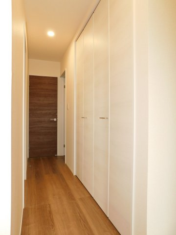 愛西市諸桑町郷城の新築一戸建の収納|◇ホール収納◇　　掃除道具や日用品のストックに便利です！