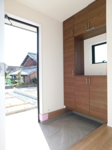 愛西市諸桑町郷城の新築一戸建の玄関|◇玄関収納◇　　玄関がスッキリ片付く大容量収納♪