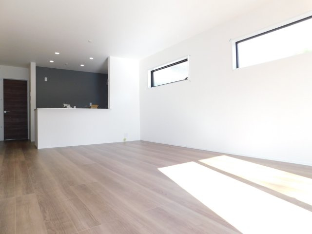 愛西市諸桑町郷城の新築一戸建の居間・リビング|◇リビング◇　　南面で明るいリビング１８．２５帖　大きな窓の開放感のあるリビング♪