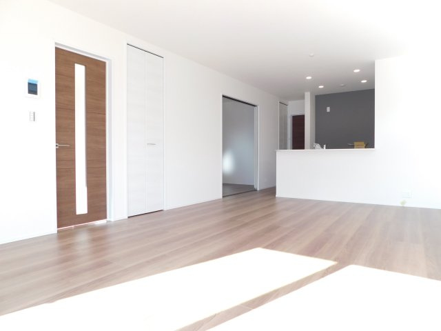 愛西市諸桑町郷城の新築一戸建の居間・リビング|◇リビング◇　　南面で明るいリビング１８．２５帖　リビング収納完備！