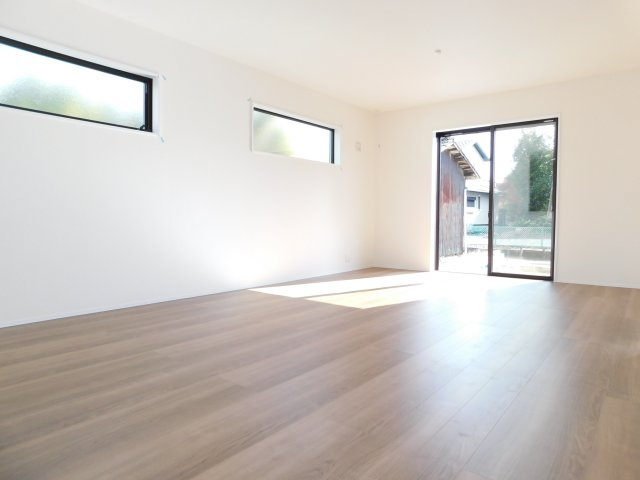 愛西市諸桑町郷城の新築一戸建の洋室|◇リビング◇　　南面で明るいリビング１８．２５帖　家族が集まってもゆとりのある空間♪