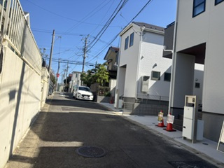 【前面道路含む現地写真】 | 保土ヶ谷区狩場町　新築分譲住宅　全２棟　今回販売２棟　１号棟 | 前面道路