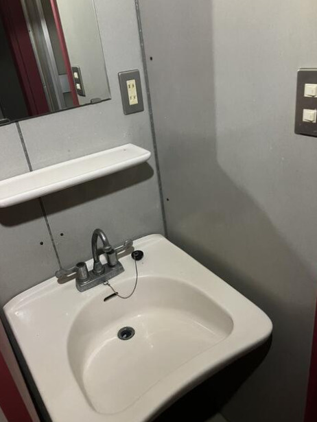 朝来市生野町円山　共同住宅の独立洗面台