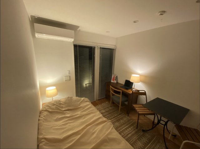 広くて明るい寝室