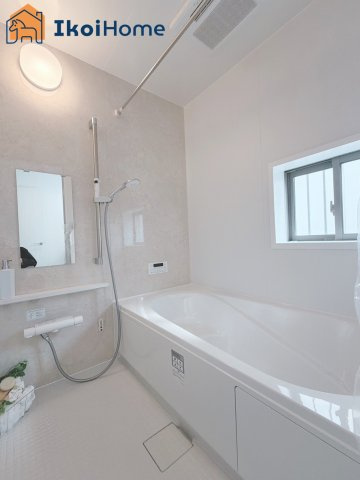 明石市大久保町大久保町　新築戸建の浴室|◆同社施工例◆足を伸ばしてご入浴いただけるゆったりとした浴槽です。ベンチタイプで半身浴も可能です。