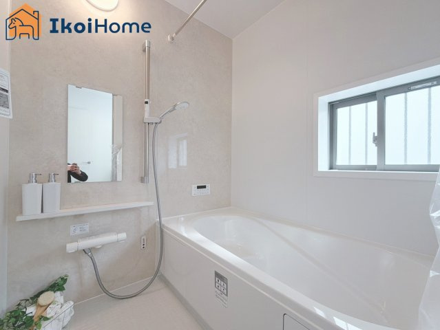 明石市大久保町大久保町　新築戸建の浴室|◆同社施工例◆小窓があり換気良好の浴室です。清潔な空間を保てます。