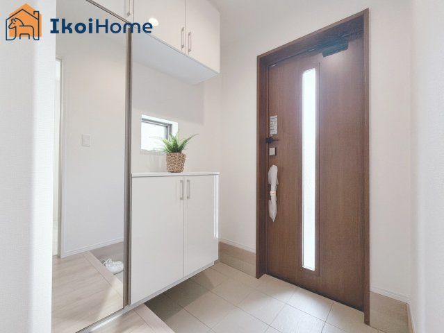 明石市大久保町大久保町　新築戸建の玄関|◆同社施工例◆玄関には靴をたくさん収納できるシューズボックスを完備しております！