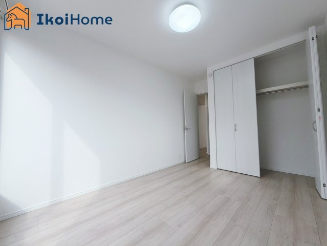 明石市大久保町大久保町　新築戸建の寝室|◆同社施工例◆注意。カーテン・カーテンレールは付いておりません。弊社にご相談ください。