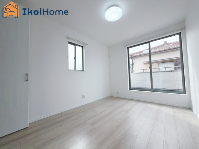 明石市大久保町大久保町　新築戸建の寝室|◆同社施工例◆バルコニーに面した明るいお部屋です♪クローゼットも完備しております！