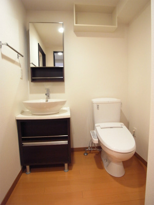 ゆったりとスペースのある洗面所