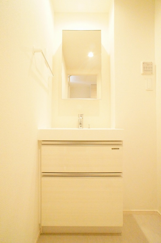 ゆったりとスペースのある洗面所