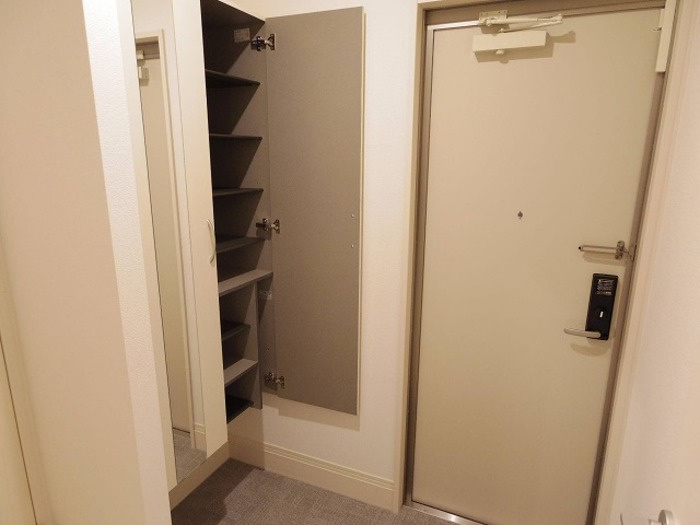 ゼピュロスみどりの E棟の玄関|トールタイプシューズBOX(姿見鏡付)