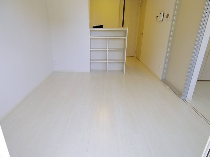 ゼピュロスみどりの E棟の居間・リビング|リビング（エアコン・室内物干し付）