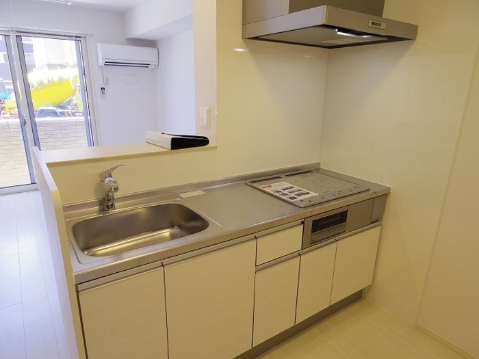 ゼピュロスみどりの E棟のキッチン|対面式システムキッチン（3口IH仕様）