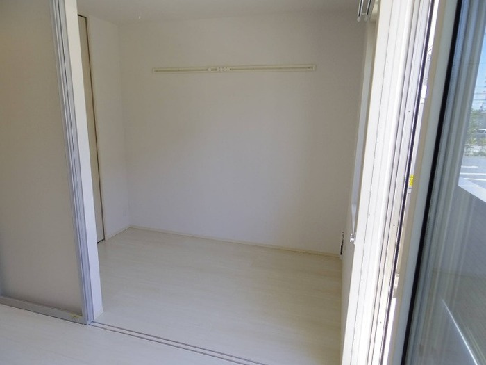 ゼピュロスみどりの E棟の寝室|洋室（ハングバー付）