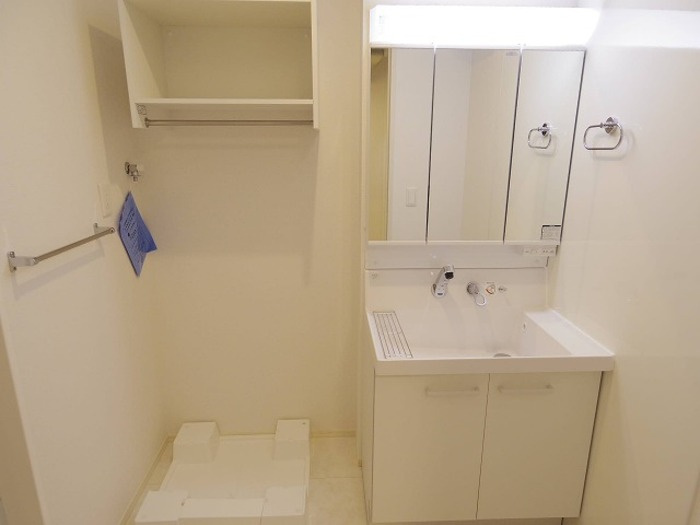 ゼピュロスみどりの E棟の独立洗面台|洗濯機置き場・洗髪洗面化粧台（三面鏡）