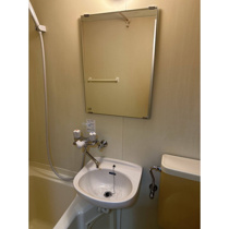 ゆったりとスペースのある洗面所