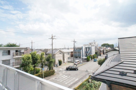 暖かな日差しのふりそそぐバルコニー