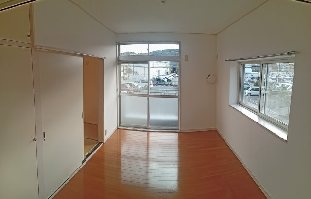 落ち着いた色調の寝室です