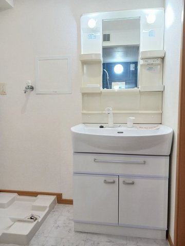 ゆったりとスペースのある洗面所