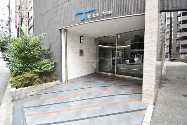 セレニテ北浜のエントランス