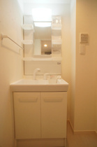 ゆったりとスペースのある洗面所