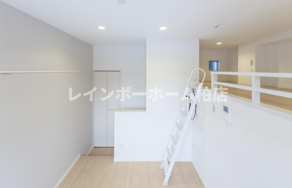 仲介手数料（賃料の1.10ヵ月）無料対象物件！の内装|明るい室内です