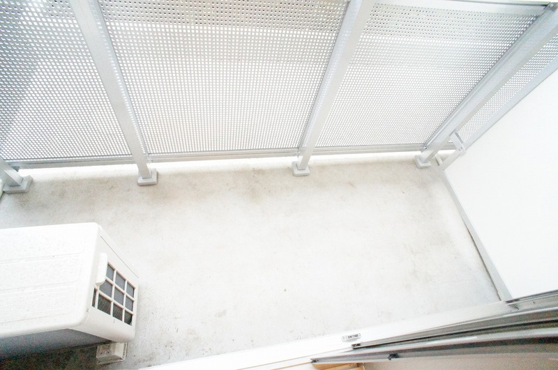 暖かな日差しのふりそそぐバルコニー