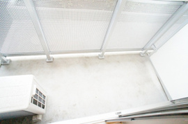 暖かな日差しのふりそそぐバルコニー