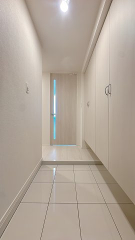 【玄関】 | エンクレストベイサイド通り☆仲介手数料無料☆ | 【大容量シューズボックス】 家族全員の靴がたっぷり収まる収納を完備。すっきりとした玄関が、帰宅した瞬間に開放感を与えてくれます。人感センサー照明で夜の帰宅も安心です。