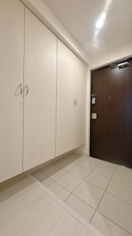 【玄関】 | エンクレストベイサイド通り☆仲介手数料無料☆ | 収納力のあるシューズボックスを備えたスッキリとした玄関。落ち着いた内装が、住まいの顔としてお客様や家族を優しく迎え入れます。毎日を気持ちよくスタートできる、清潔感のある空間です。