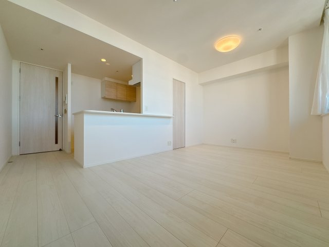 【居間・リビング】 | エンクレストベイサイド通り☆仲介手数料無料☆ | 景観を楽しみながら家族で寛げる、開放感あふれるリビングです。高層階ならではの陽当りと風通しの良さが、日々の暮らしに心地よいゆとりを与えてくれます。家族が集まる場所だからこそ、質にこだわった空間です。