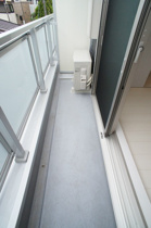 暖かな日差しのふりそそぐバルコニー