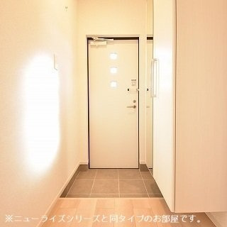 【玄関】 | スウィート岩出Ⅲ | 明るい玄関です