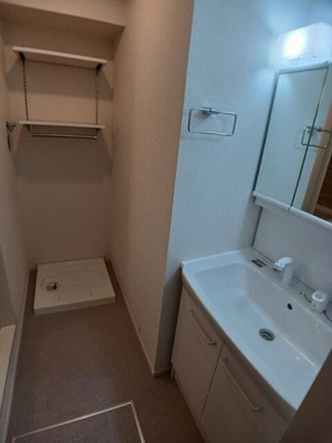 【洗面所】 | プレシャスコートⅡ | 明るい洗面所です