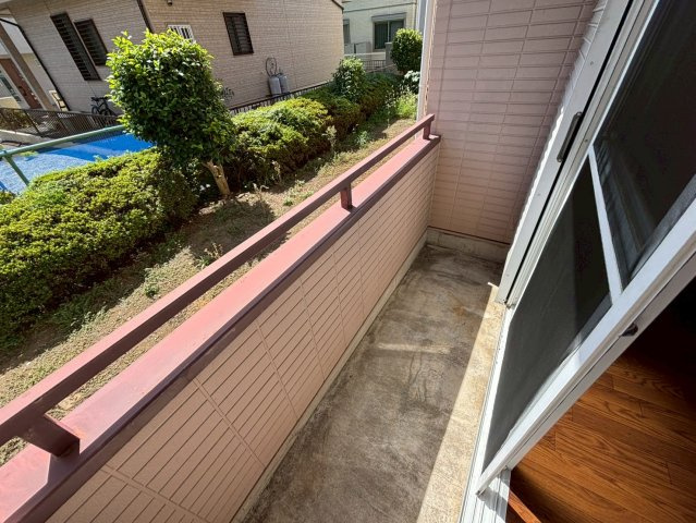 暖かな日差しのふりそそぐバルコニー